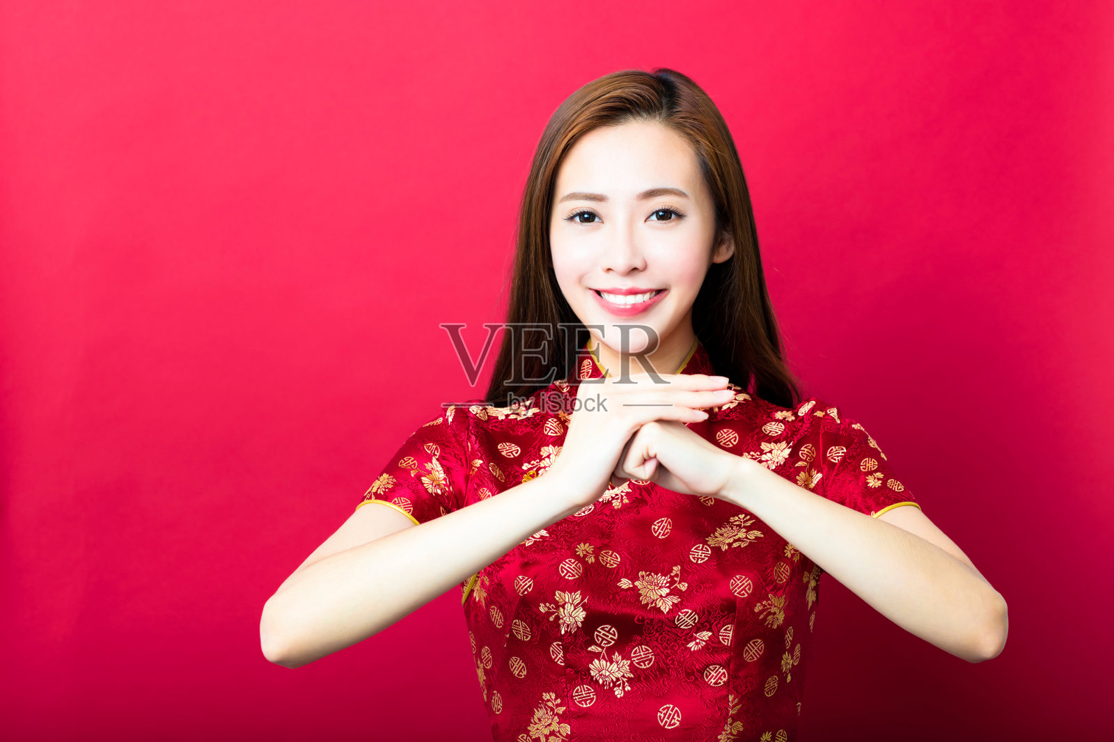 春节快乐。年轻女子做着祝贺的手势照片摄影图片