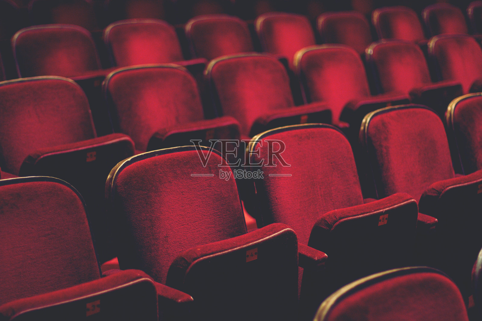 影院里舒适的红色数字座椅空着照片摄影图片