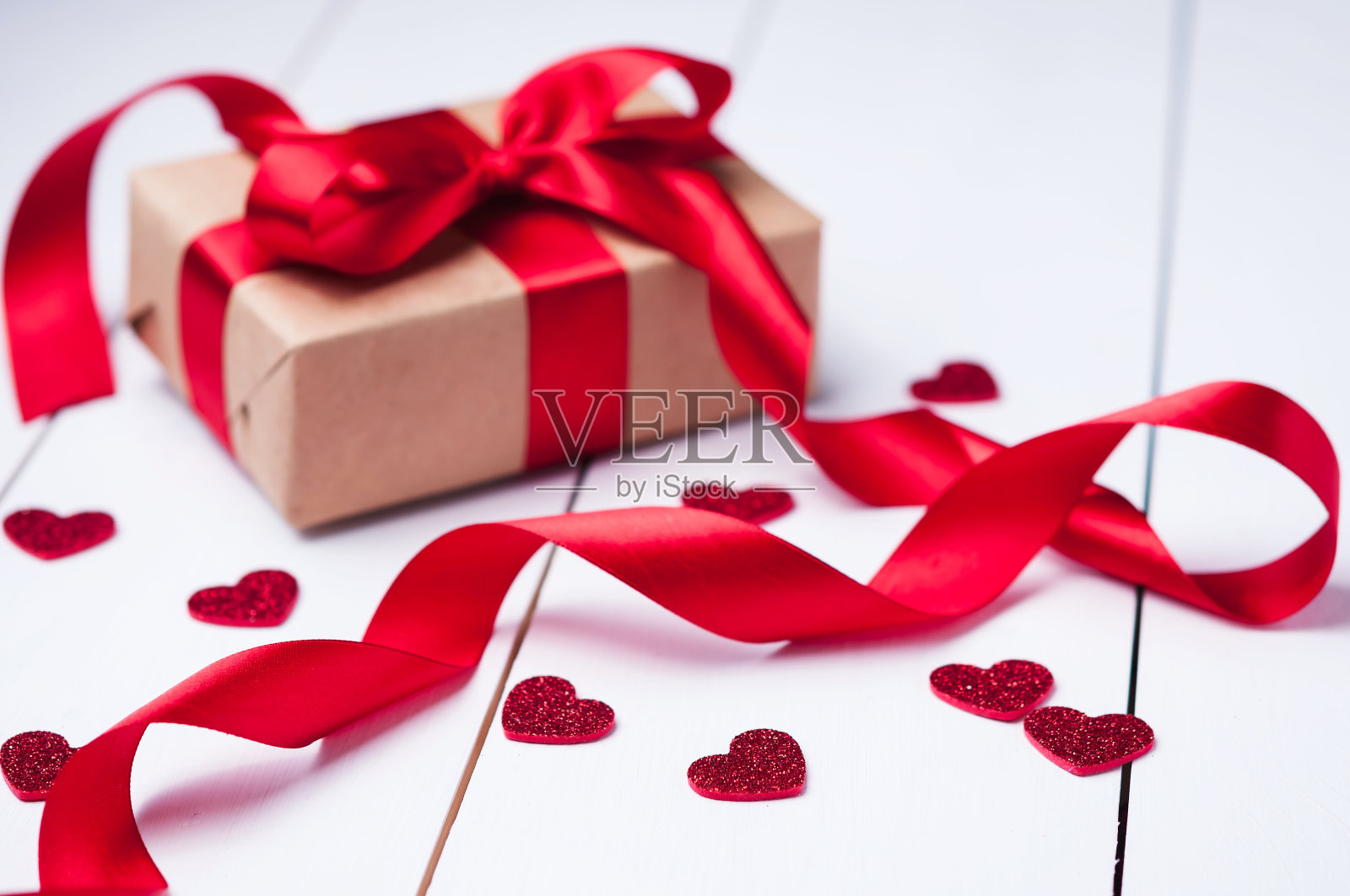用红丝带包装的礼盒。情人节的背景。照片摄影图片