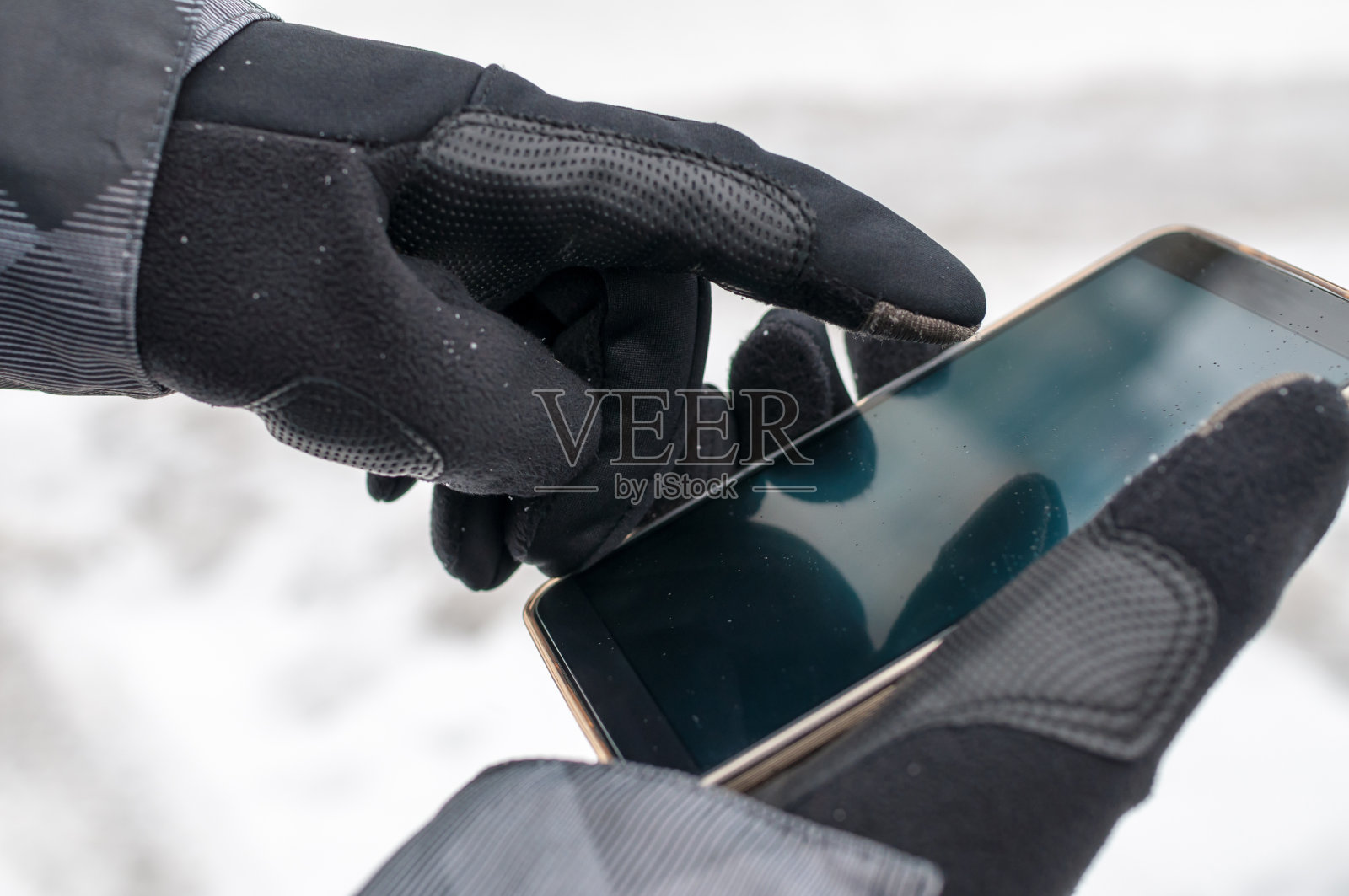 男人在冬天使用智能手机照片摄影图片