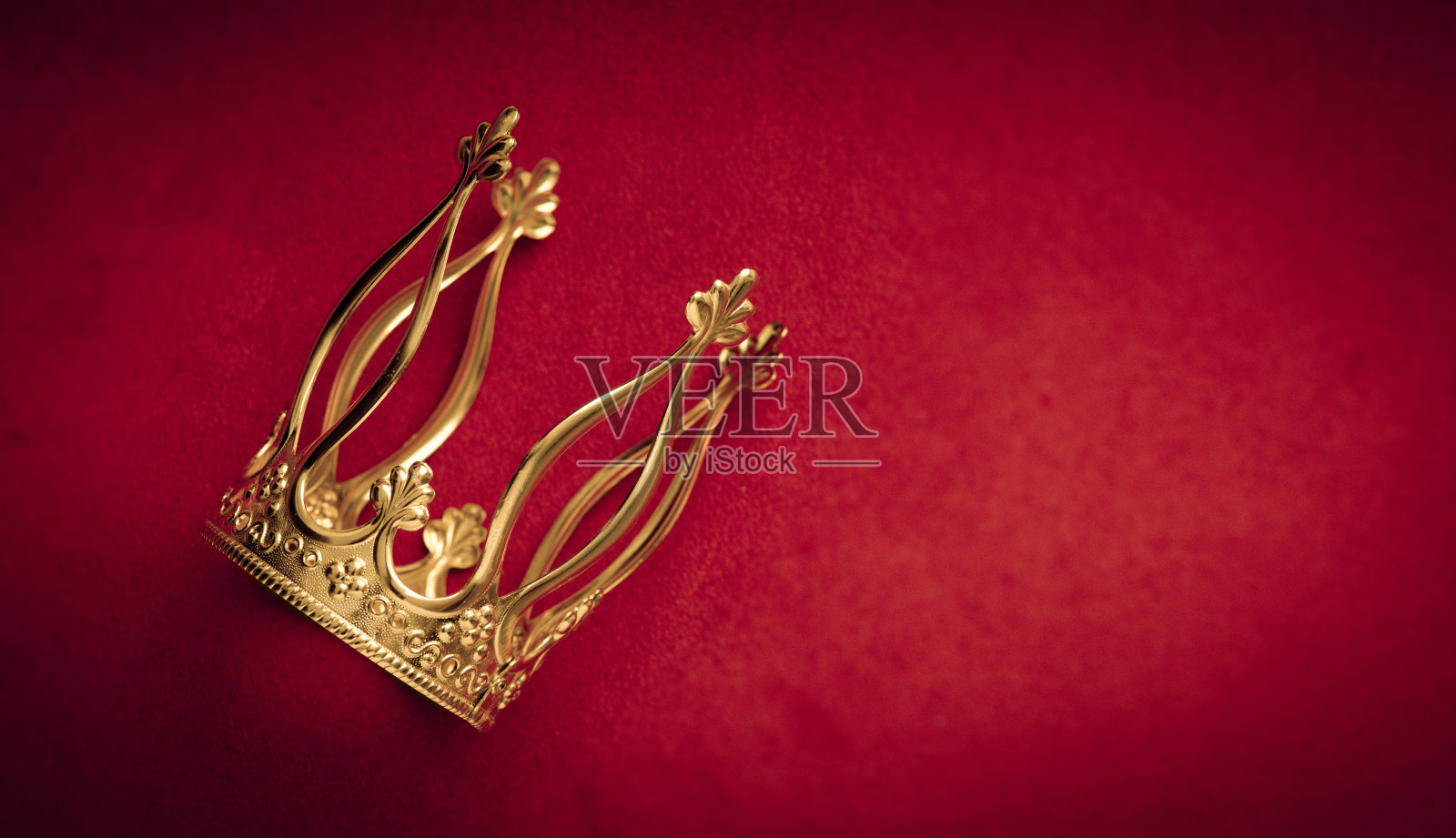 皇家金色皇冠上的红色天鹅绒照片摄影图片
