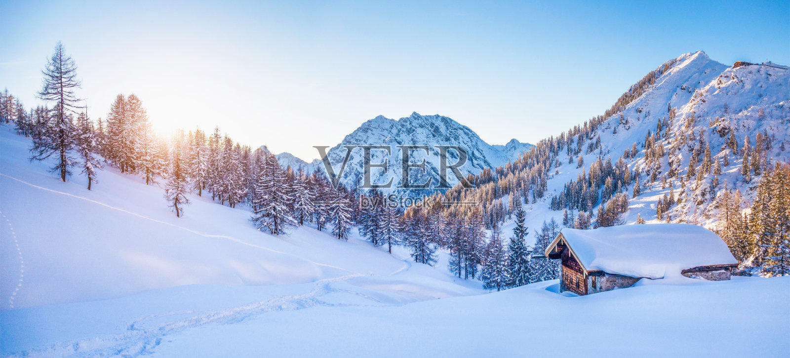 阿尔卑斯山的冬日仙境和日落时分的山间小屋照片摄影图片