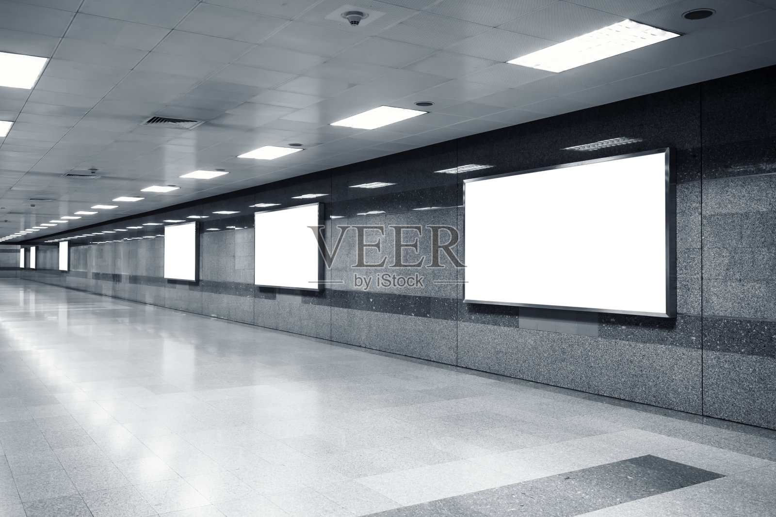 模拟的广告牌横幅灯箱模板在地铁站照片摄影图片