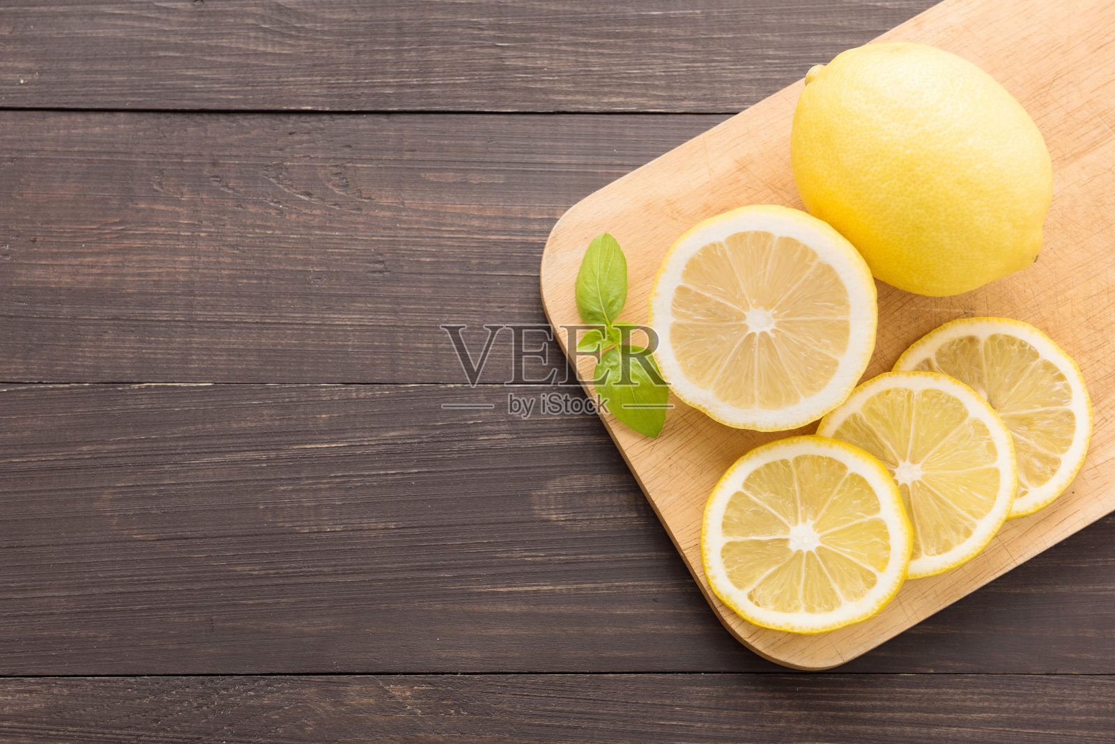 木质背景上点缀着新鲜的柠檬片照片摄影图片