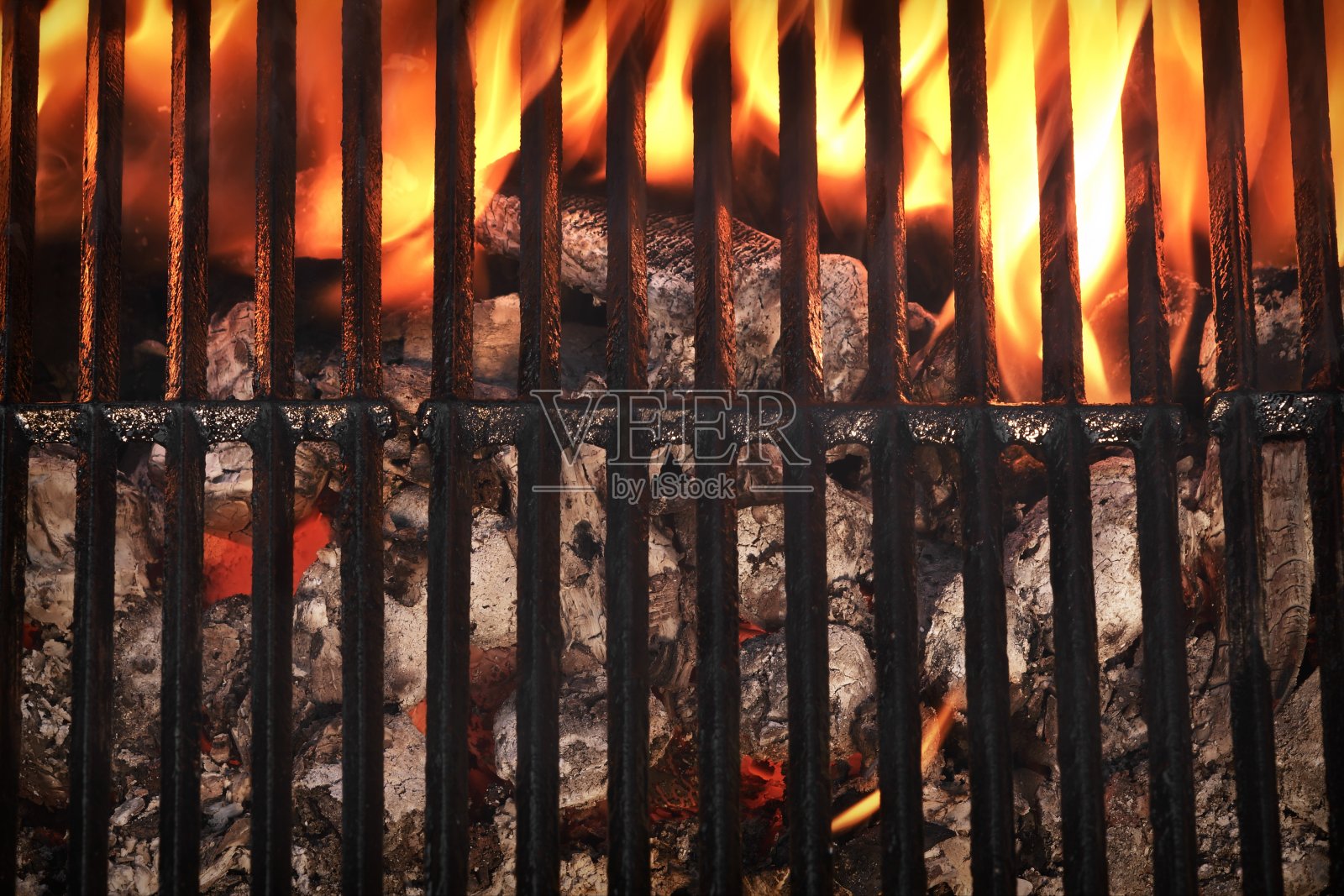 顶视图的空烧烤架与发光的木炭照片摄影图片