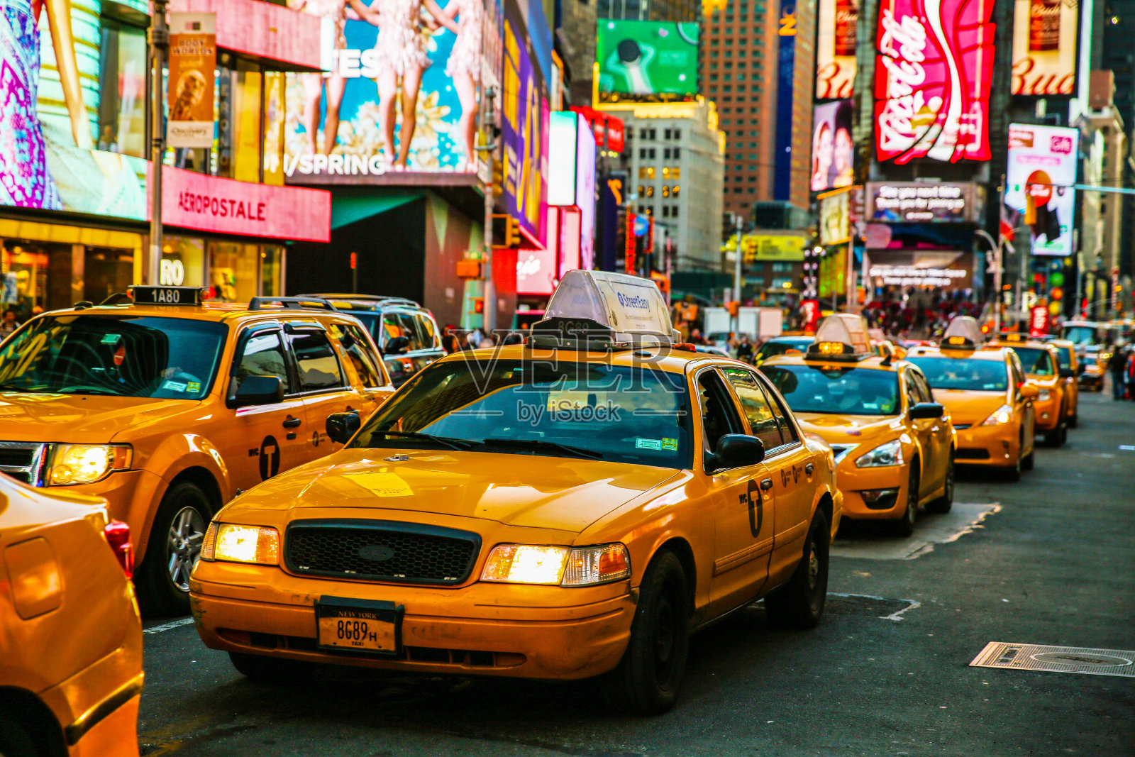 纽约时代广场第七大道的出租车照片摄影图片