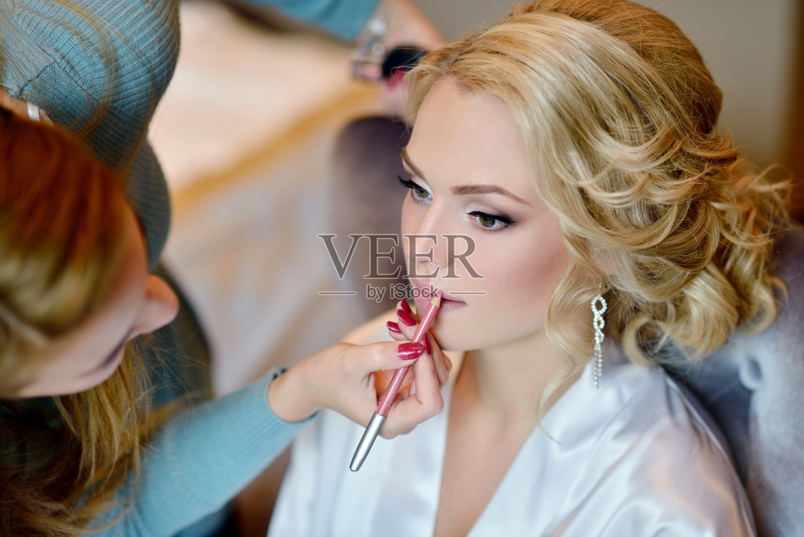 婚礼化妆师为新娘化妆照片摄影图片