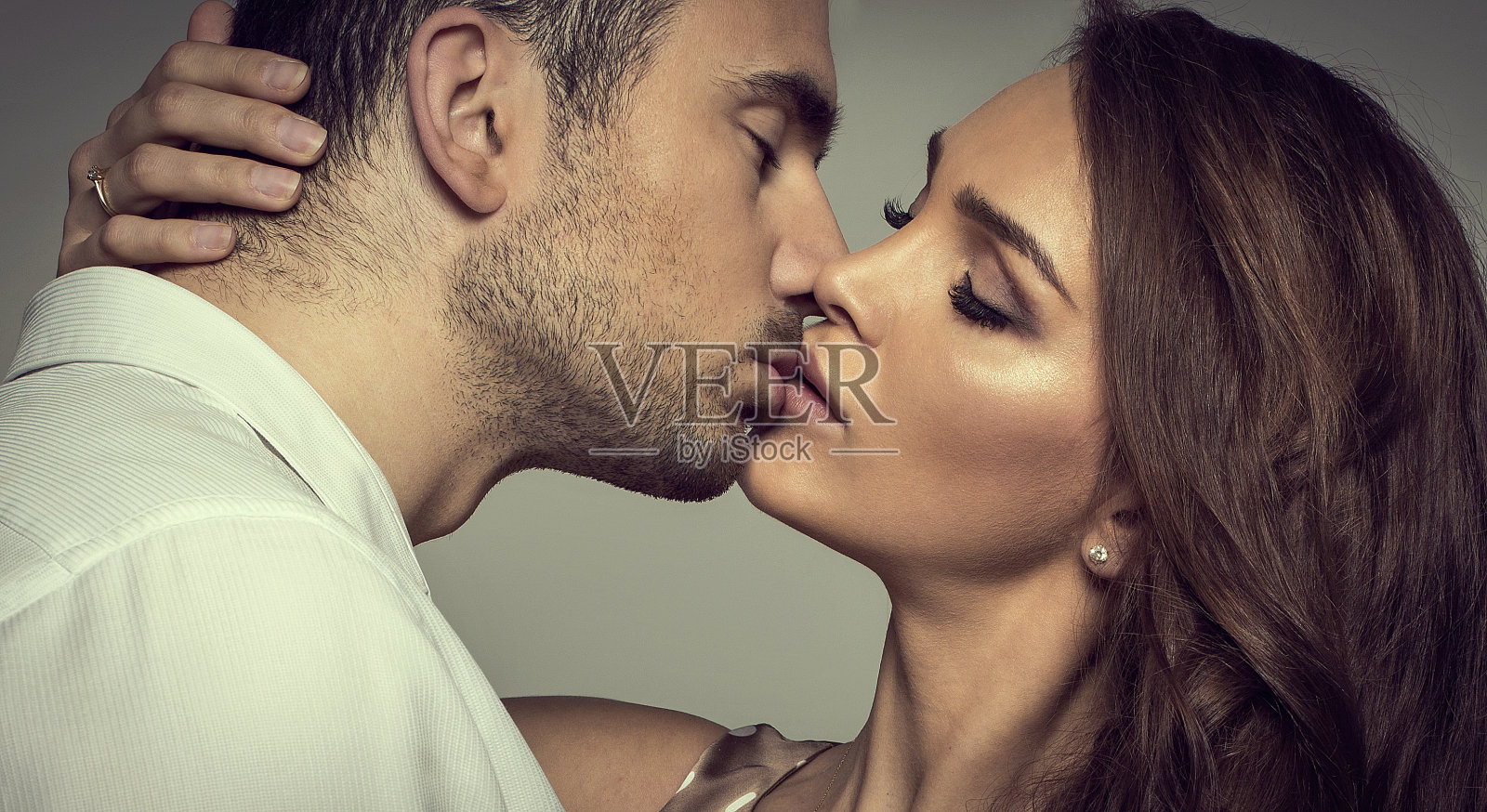 一对浪漫的情侣互相触摸和亲吻照片摄影图片