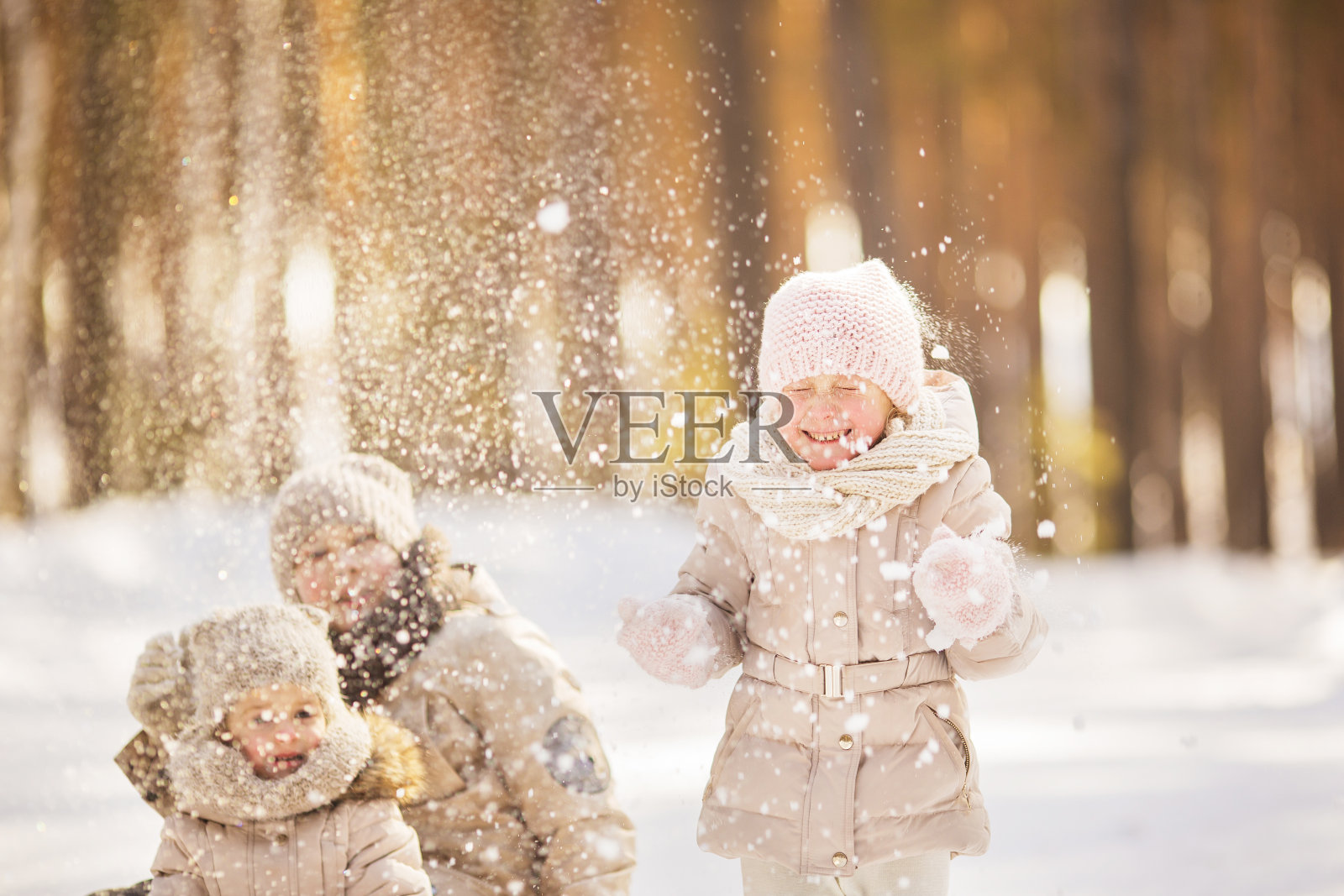 两个小女孩在冬天玩雪的肖像照片摄影图片