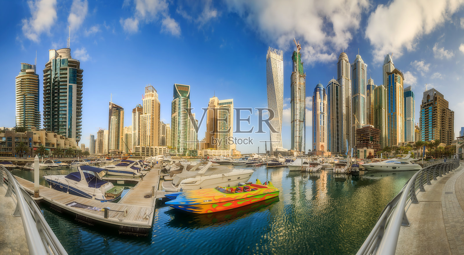 迪拜滨海海湾的全景游艇和多云的天空，迪拜，阿联酋。照片摄影图片