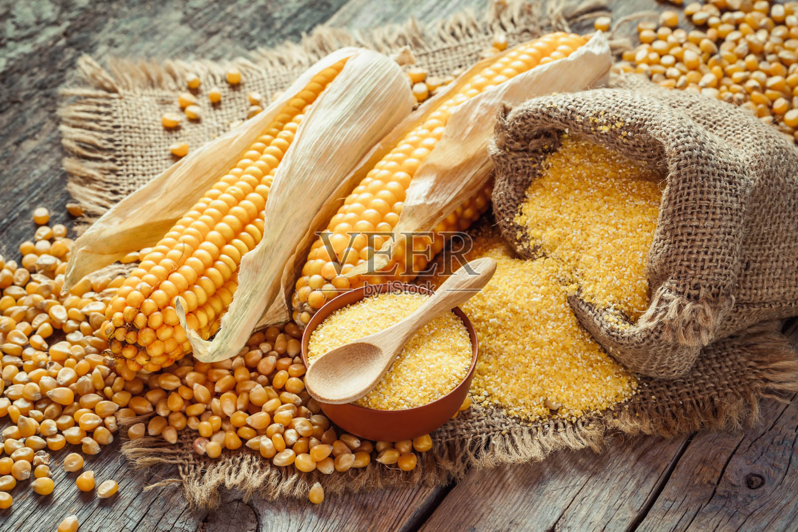 玉米粒，种子，玉米芯放在木桌上。照片摄影图片