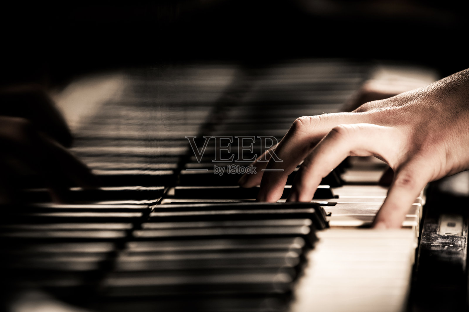 女人玩钢琴照片摄影图片
