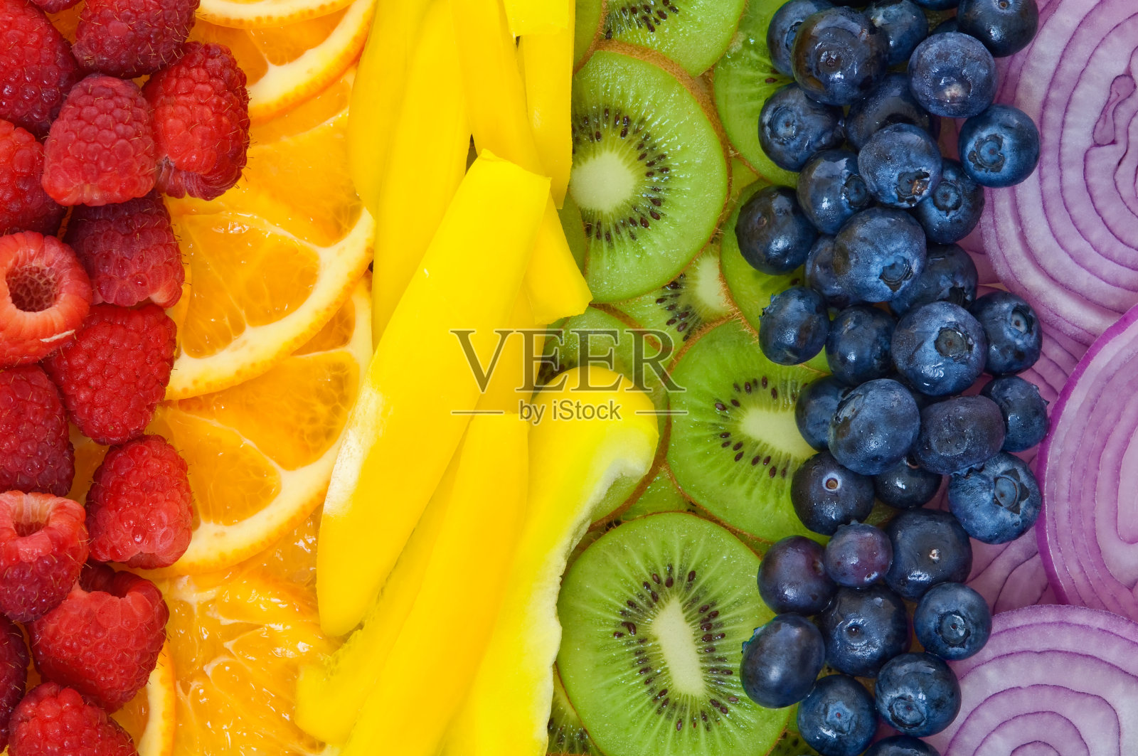 五颜六色的水果和蔬菜排列成彩虹照片摄影图片