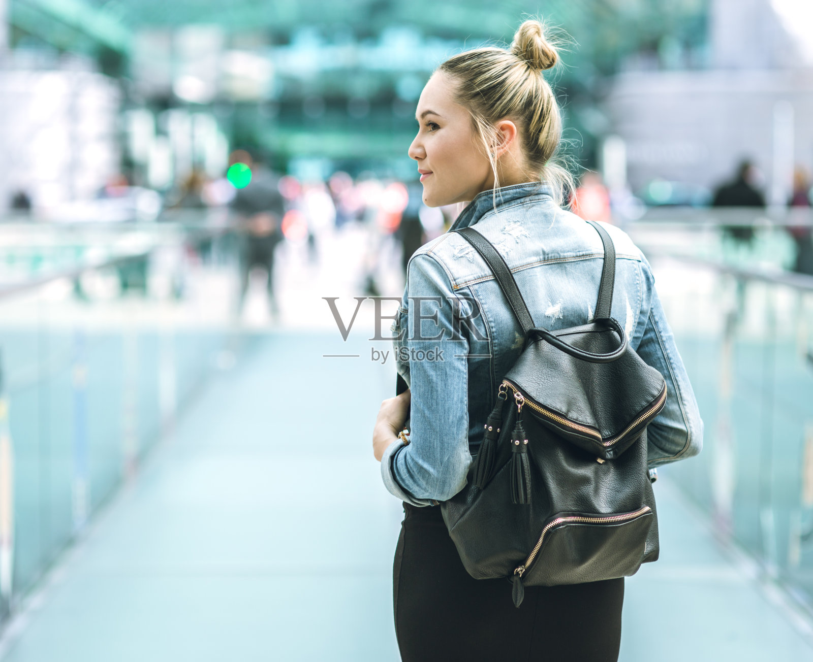 年轻女子背着背包走在欧洲的街道上照片摄影图片