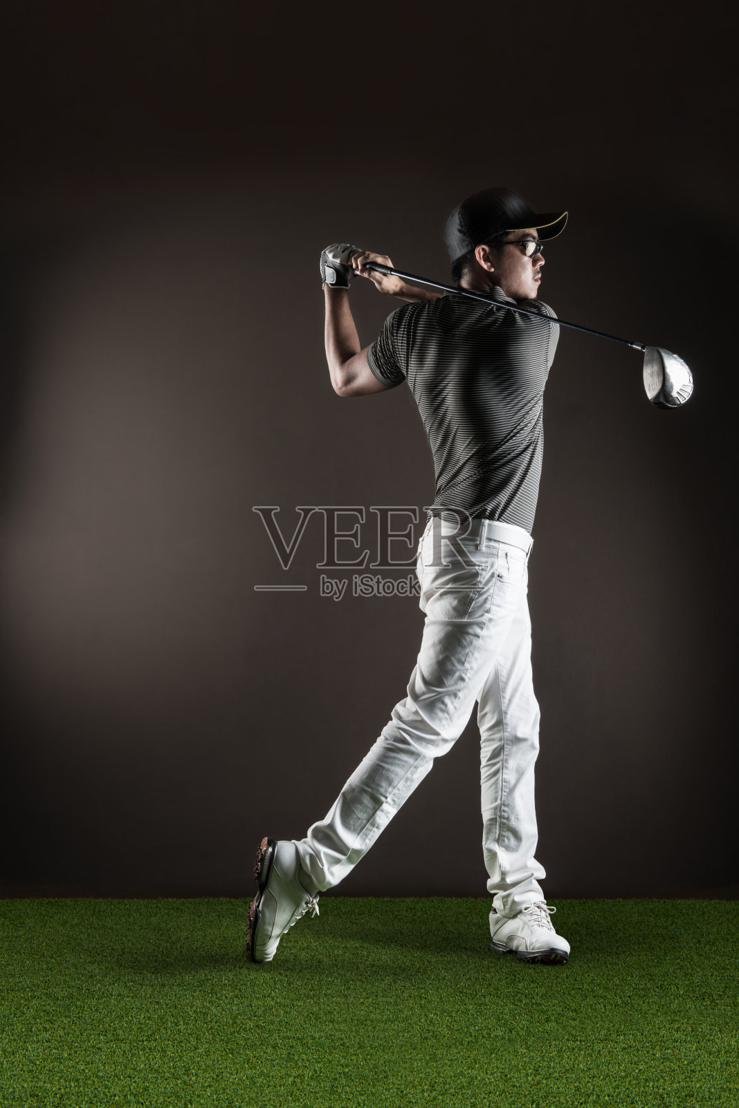男性高尔夫球手肖像中挥杆照片摄影图片