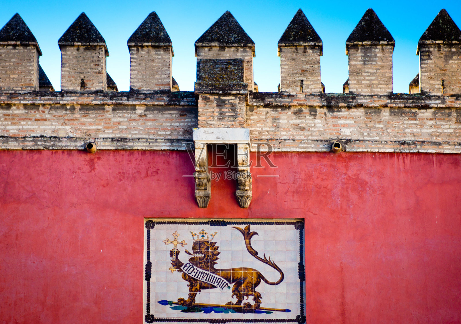 塞维利亚阿尔卡扎城堡外墙的纹章照片摄影图片