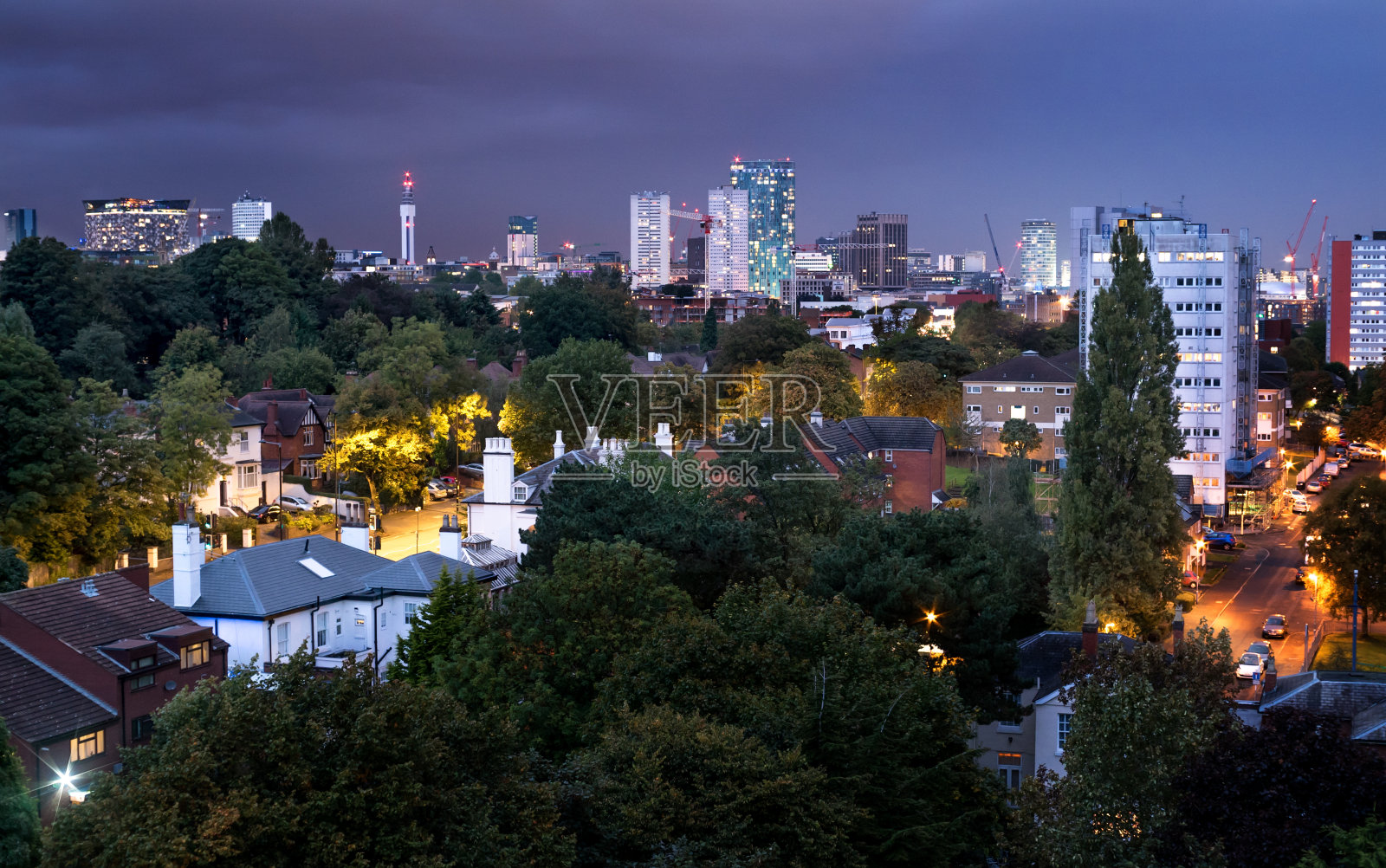 伯明翰，英国城市中心天际线黄昏全景。照片摄影图片