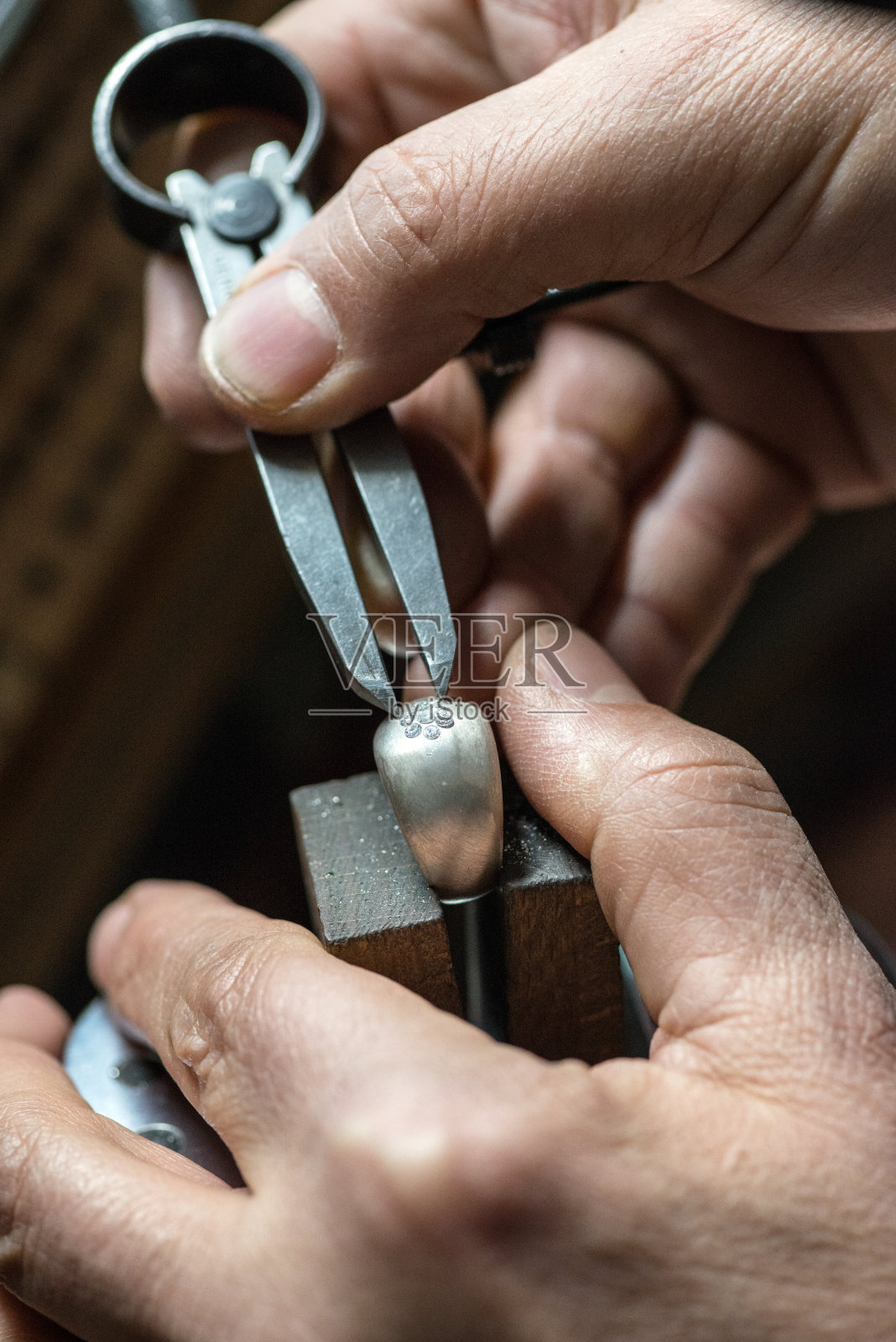 专业宝石镶嵌珠宝工艺实验室:检查戒指上的钻石照片摄影图片