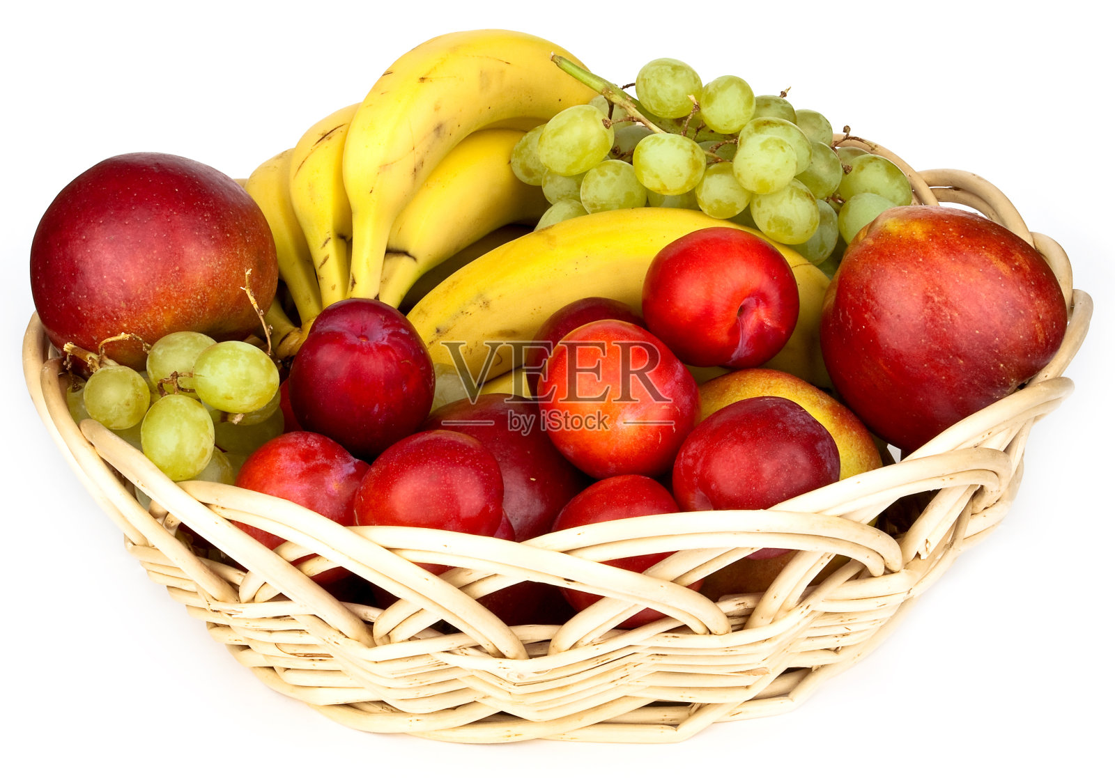 篮子的各种水果和白色的表面照片摄影图片