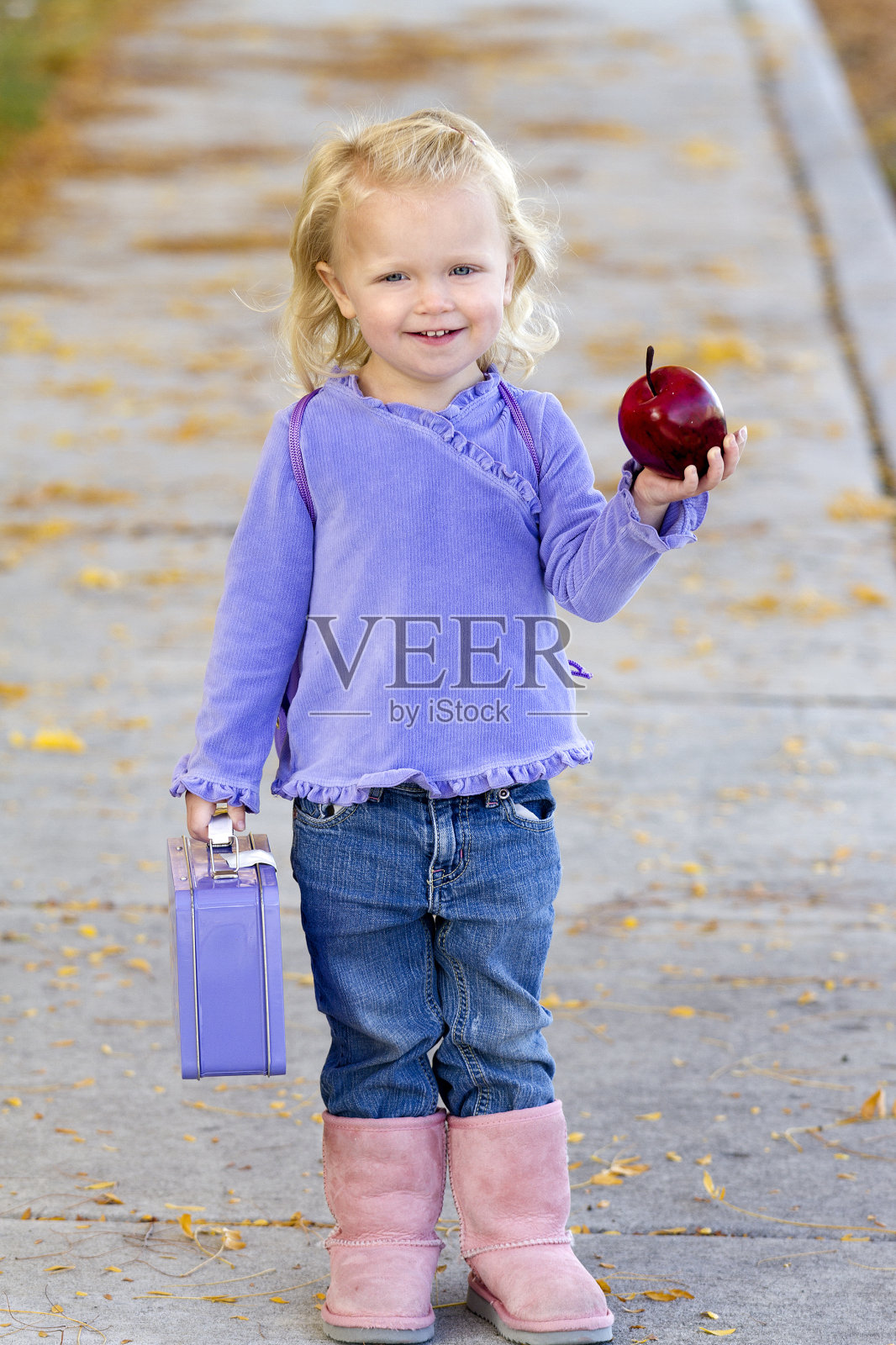小女生拿着苹果照片摄影图片