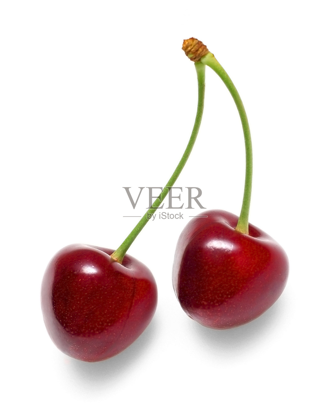 两颗鲜红的樱桃，绿色的茎，白色的背景照片摄影图片