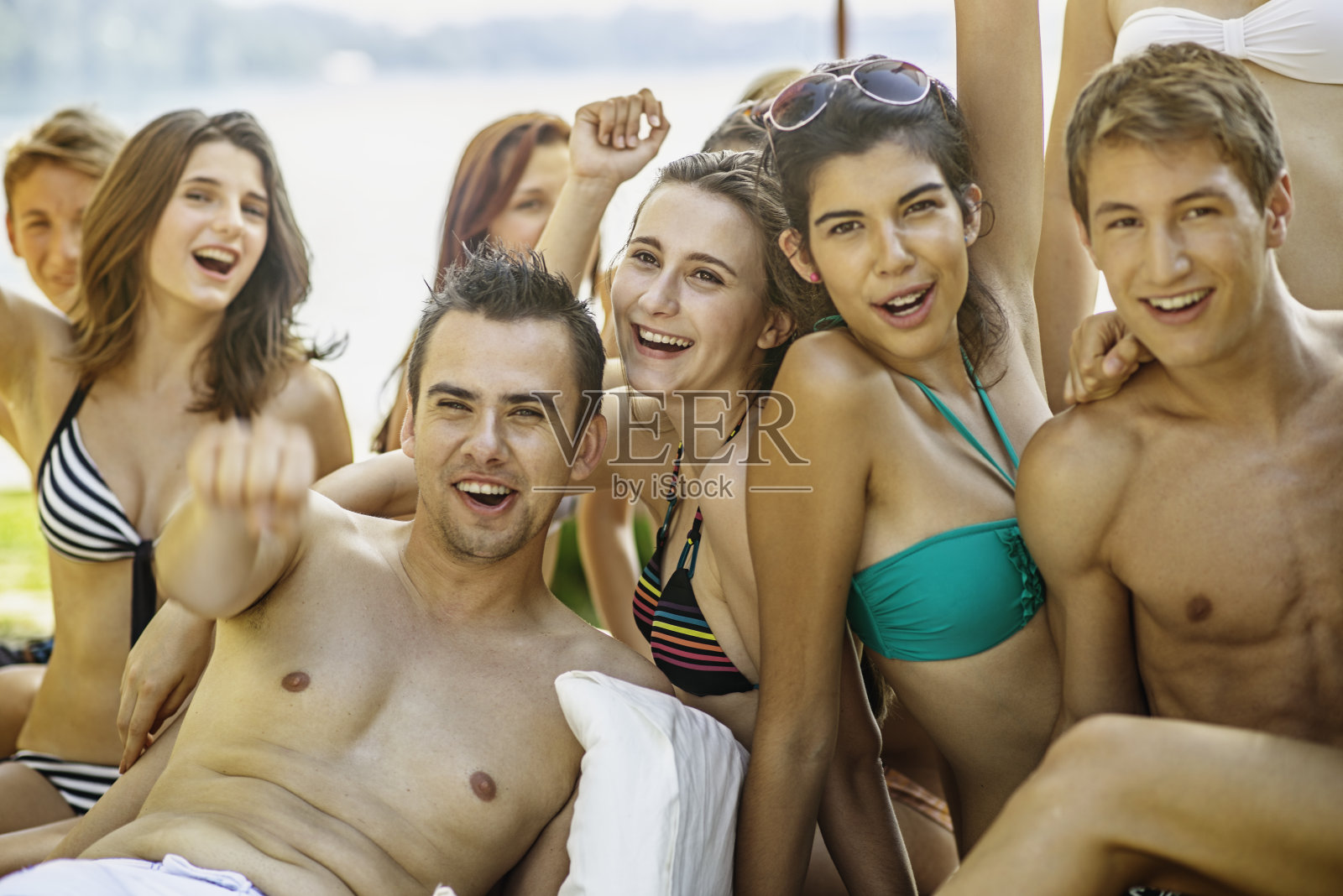 海滩上快乐的年轻人照片摄影图片