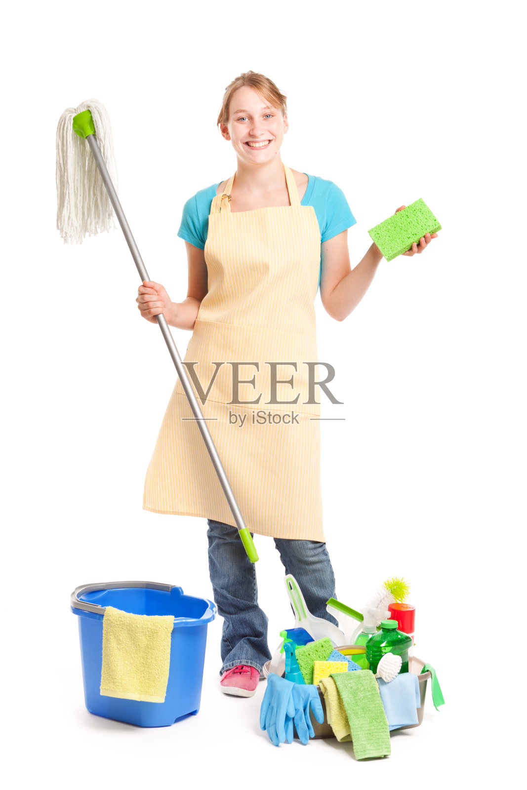 快乐的春天清洁妇女与工具和洗涤剂在白色照片摄影图片