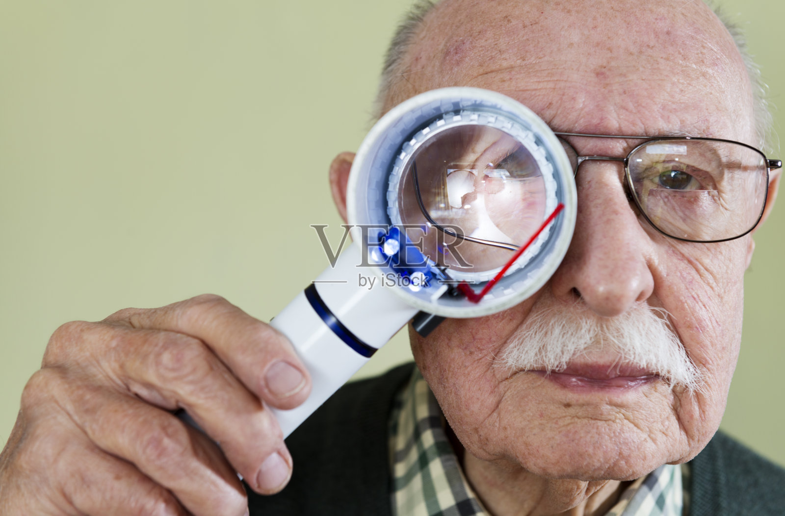 患有黄斑变性的老年男性照片摄影图片