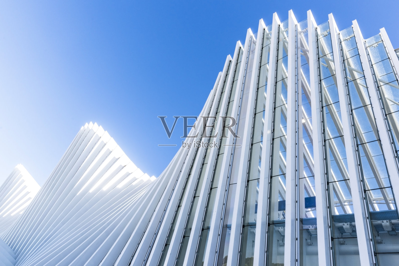 抽象的白色建筑建筑在晴朗的蓝天照片摄影图片