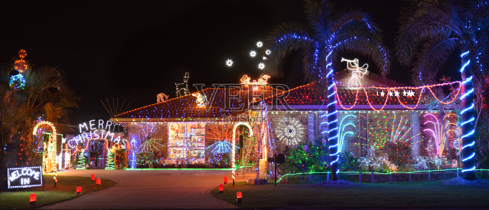 在南半球，圣诞装饰房屋的夜景照片摄影图片