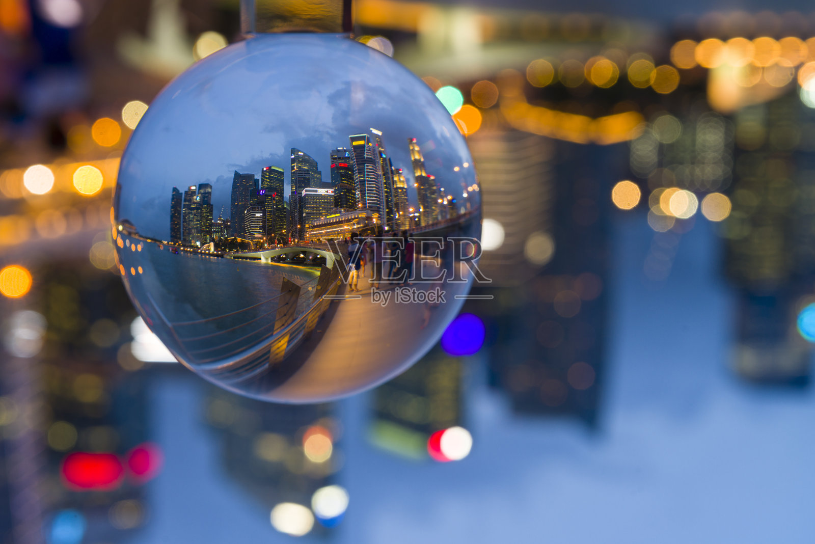反射新加坡CBD天际线的水晶球照片摄影图片