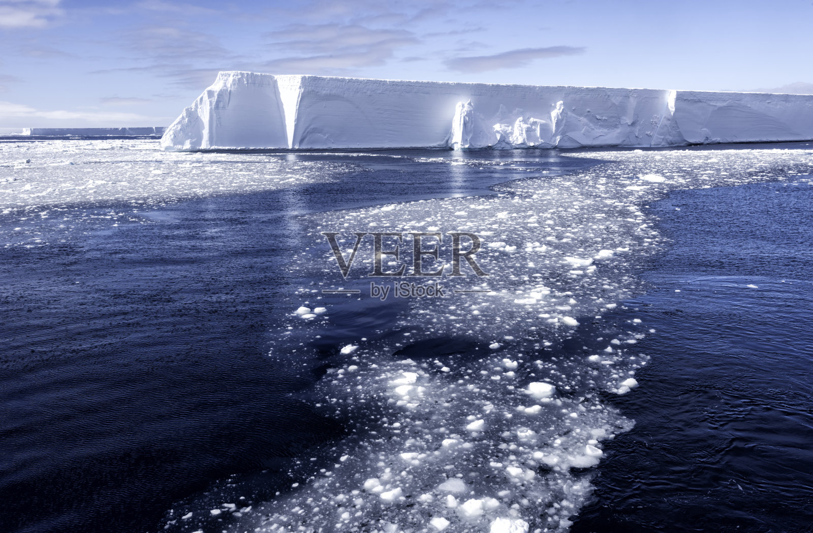 南极的平顶冰山和浮冰照片摄影图片