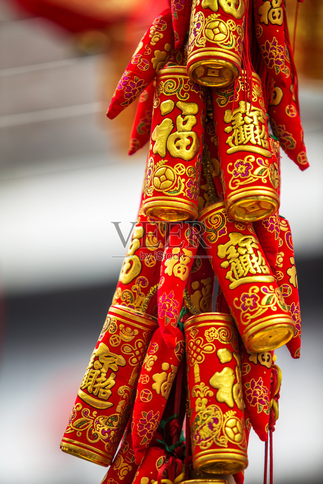 春节装饰，烟花和红辣椒照片摄影图片