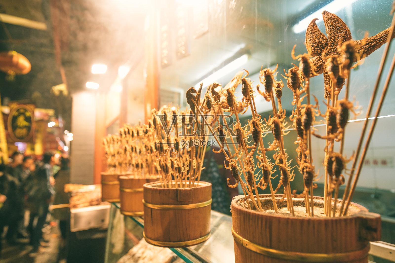中国北京的一个卖炸蝎子的小吃摊照片摄影图片