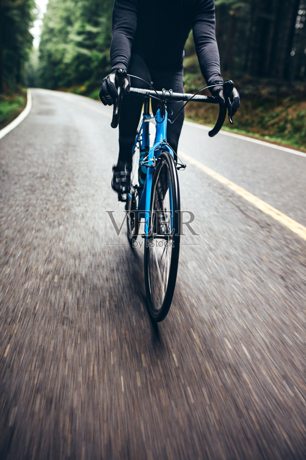 骑自行车的人骑山路照片摄影图片