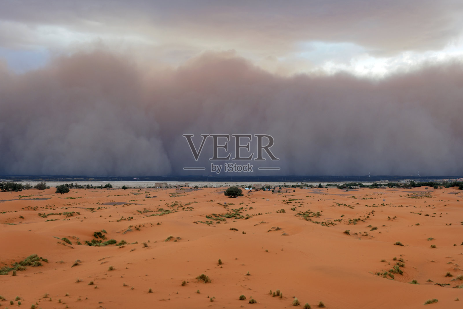 沙尘暴接近摩洛哥Merzouga定居点照片摄影图片