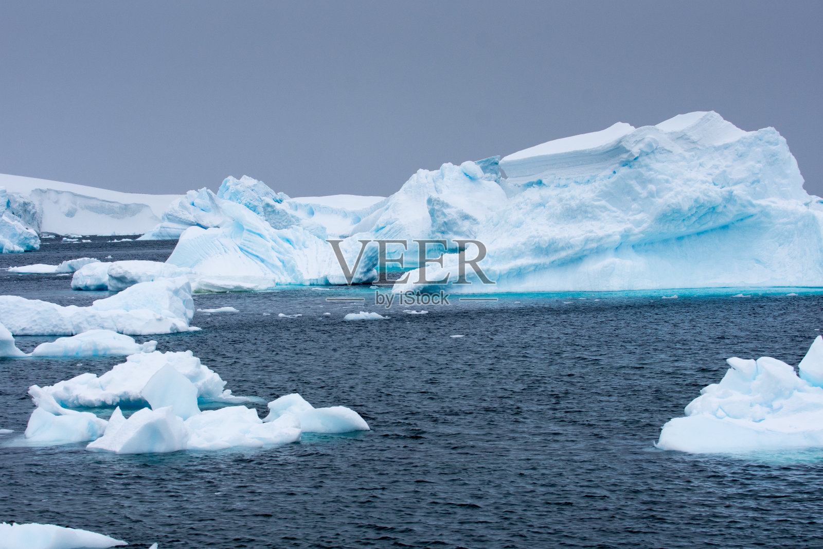 漂浮在南极洲的冰山照片摄影图片