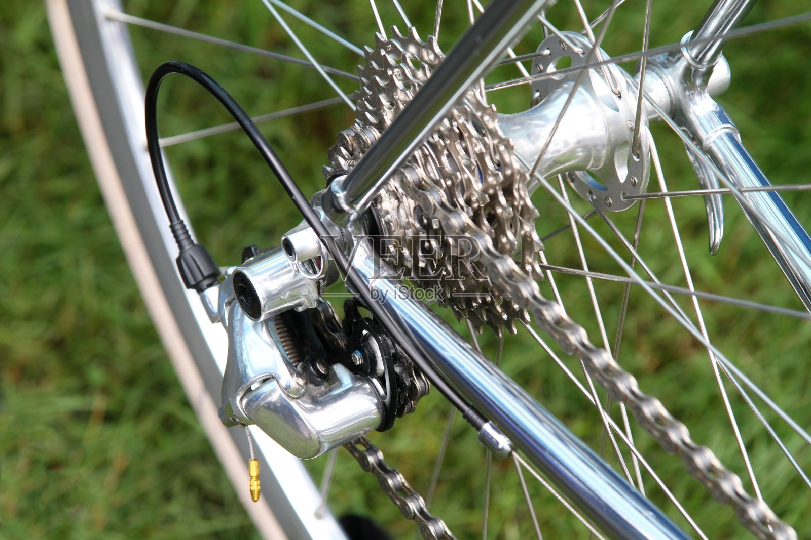 赛车上的自行车齿轮和链条。照片摄影图片