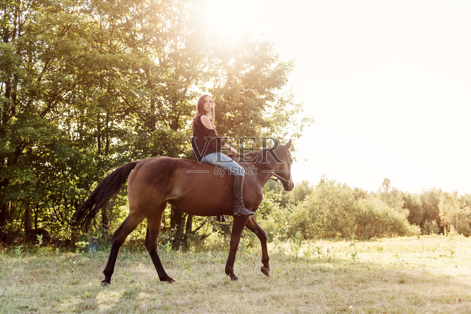骑马的女人照片摄影图片