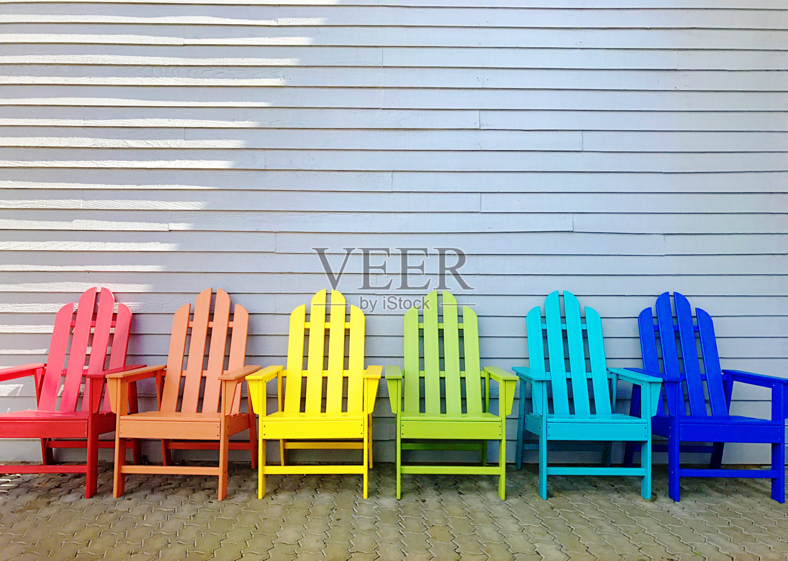 彩虹度假阿迪朗达克椅子在庭院照片摄影图片
