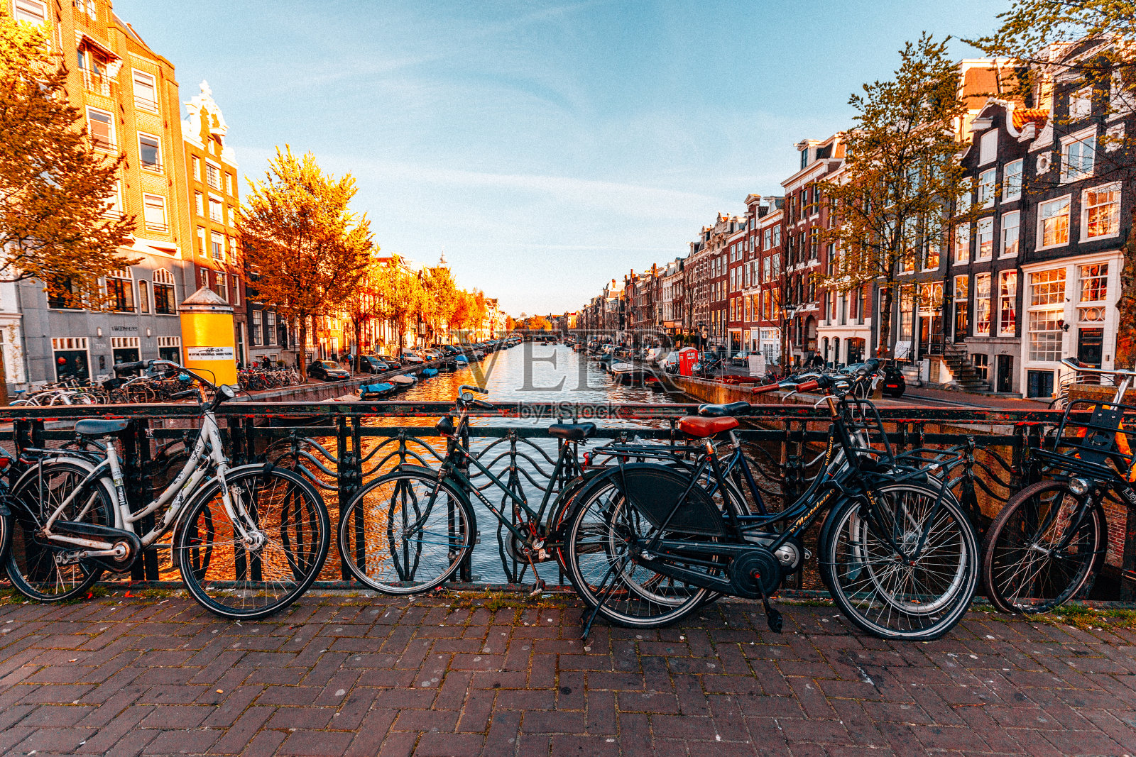 阿姆斯特丹的一座桥上停着自行车照片摄影图片