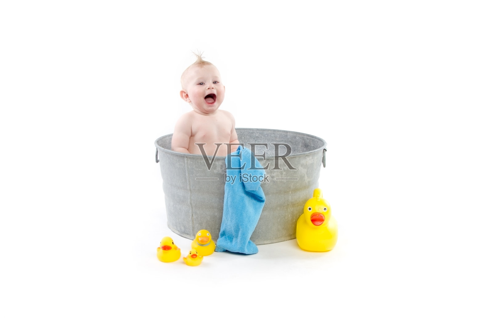 婴儿洗澡照片摄影图片