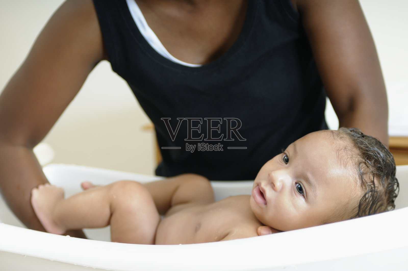 特写的混血婴儿洗澡照片摄影图片