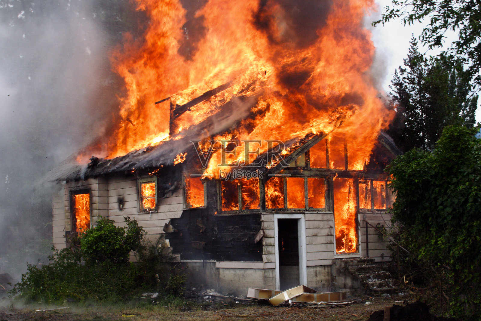 燃烧的房子照片摄影图片