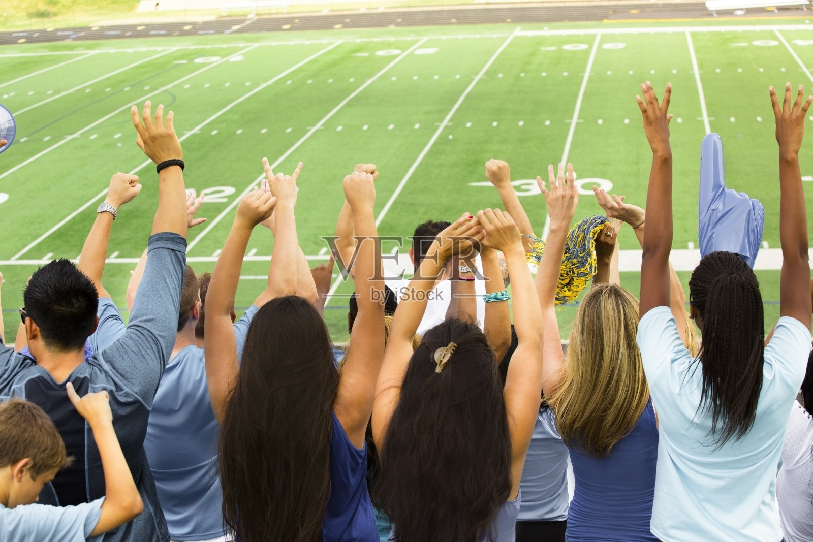 体育运动:球迷在足球比赛中为他们的球队欢呼。照片摄影图片