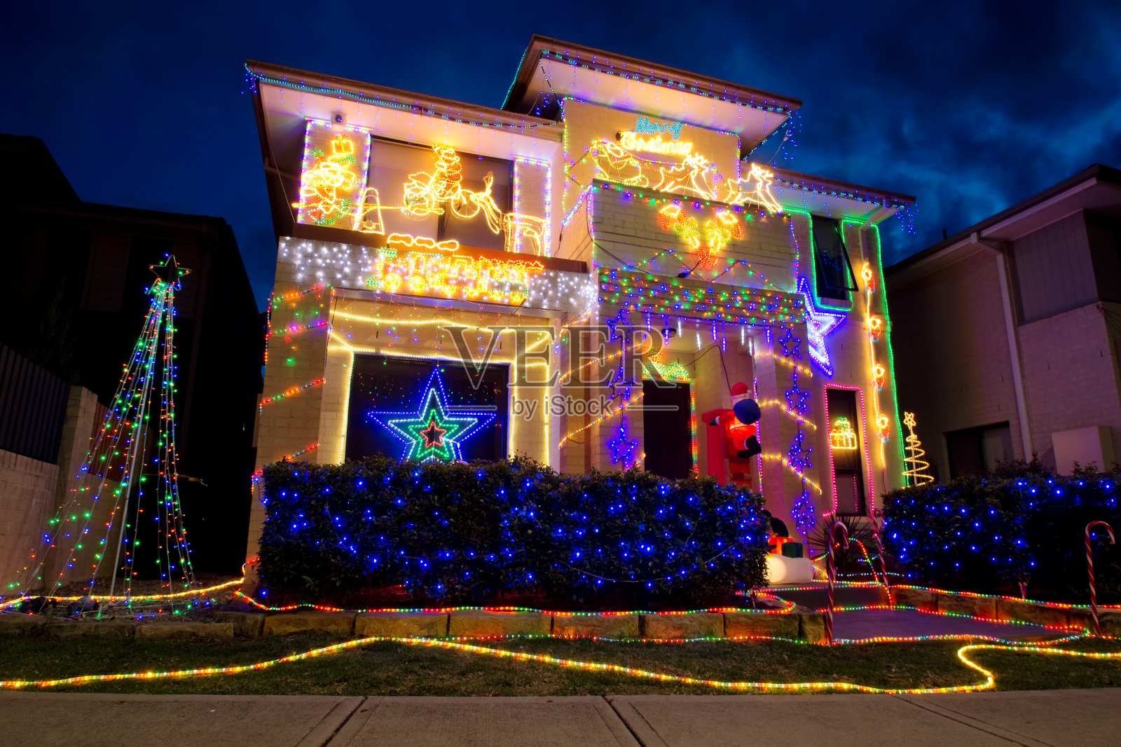 澳大利亚房屋上的圣诞彩灯(绳索穿越)照片摄影图片