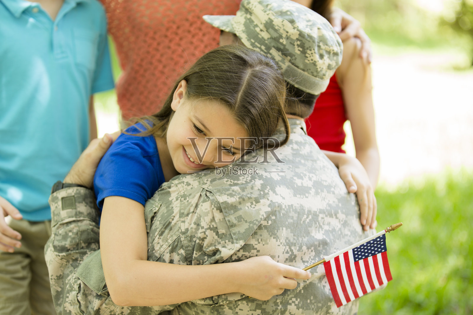 美国退伍军人受到家人的欢迎。孩子,拥抱。照片摄影图片