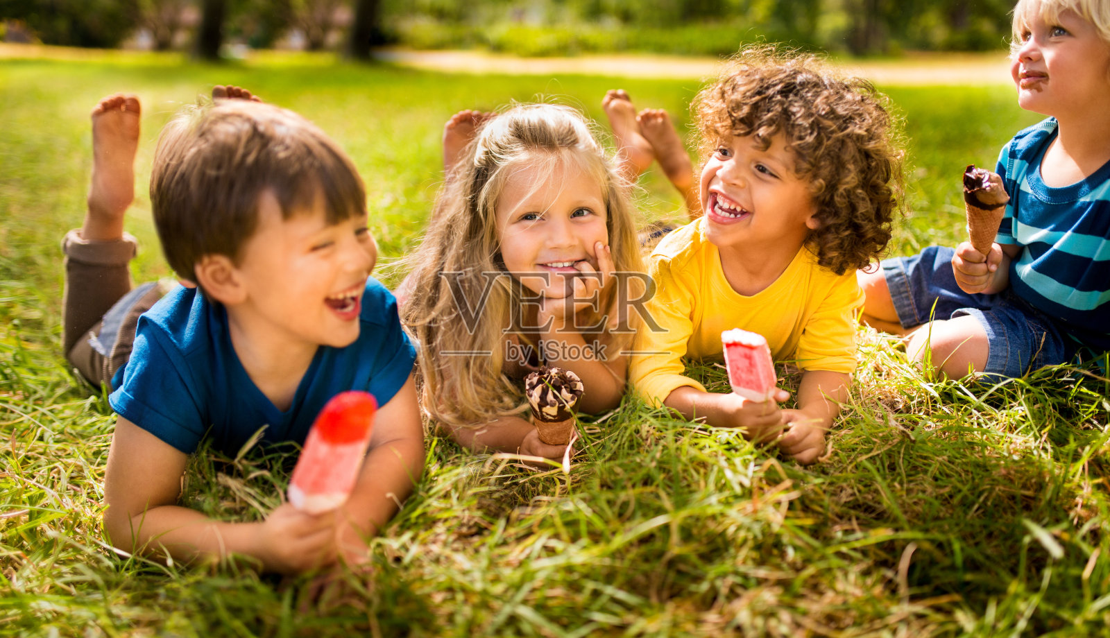 孩子们在公园里吃冰淇淋照片摄影图片