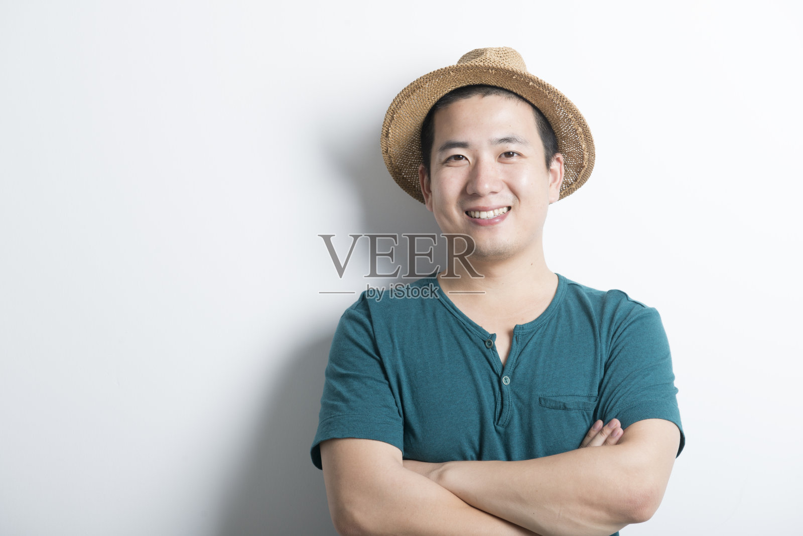 年轻的亚洲男子戴着草帽照片摄影图片