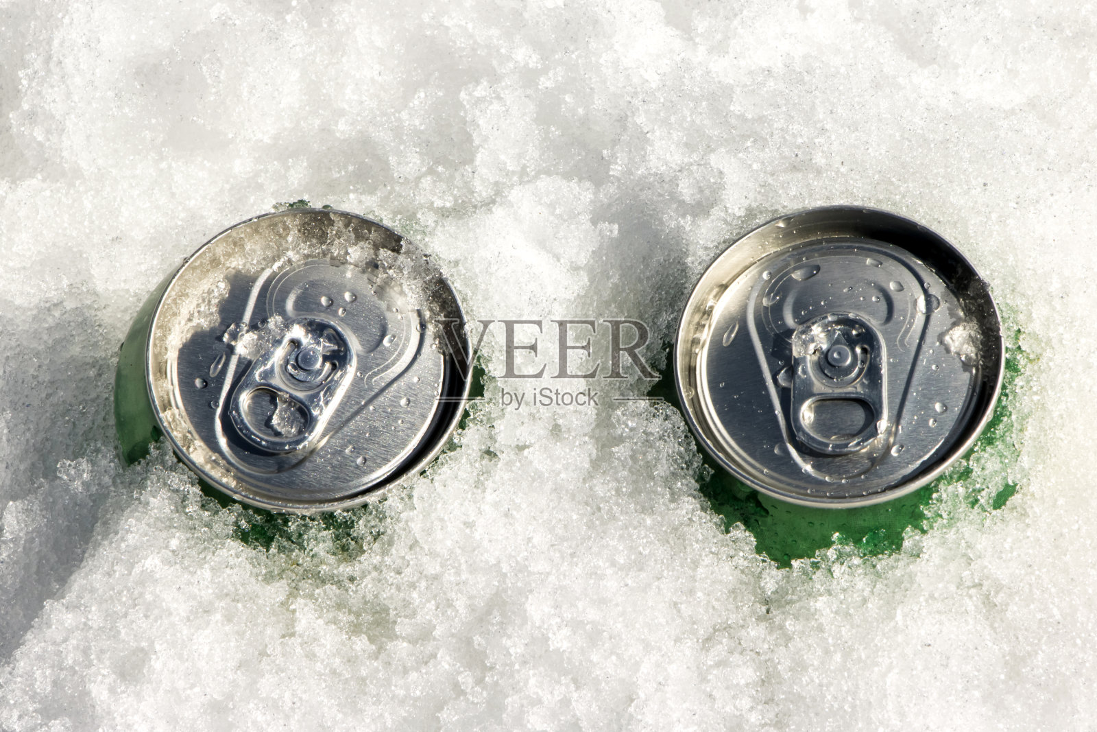 雪上的饮料罐照片摄影图片